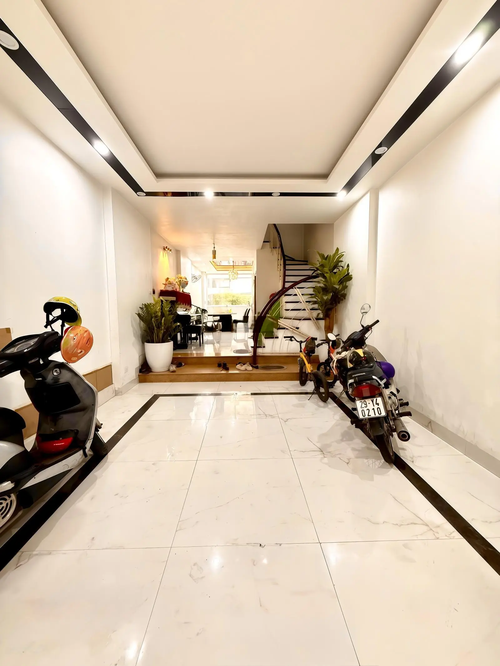 Bán nhà gần phố Khuất Duy Tiến 55m2*5T,MT 4.2m,gara oto,2thoáng,kinh doanh,10m ra phố, giá 18.3tỷ.