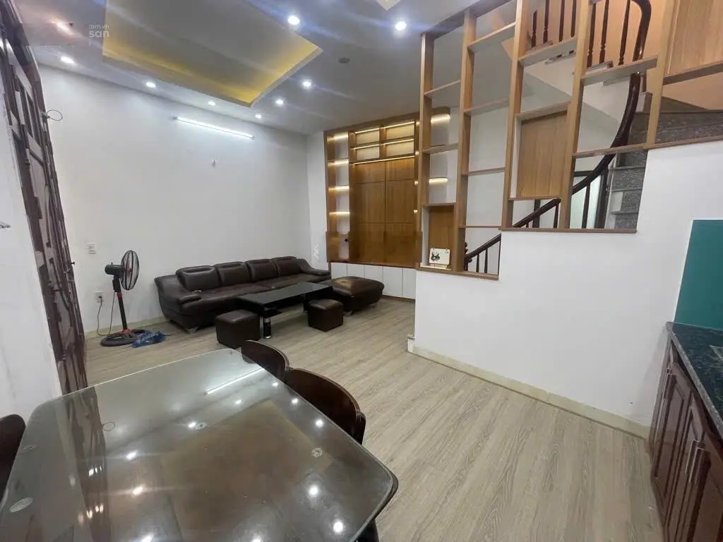 Bán nhà Phố Trạm Long Biên ô tô đỗ cổng DT 36m2, 5 tầng giá 5.4 tỷ, LH 0988009316 xem nhà ngay