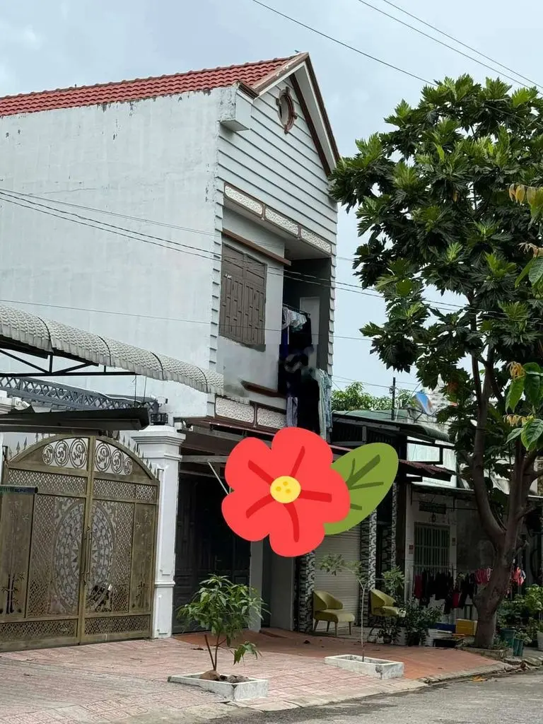 Bán nhà lầu trệt và 3 phòng trọ giá rẻ.