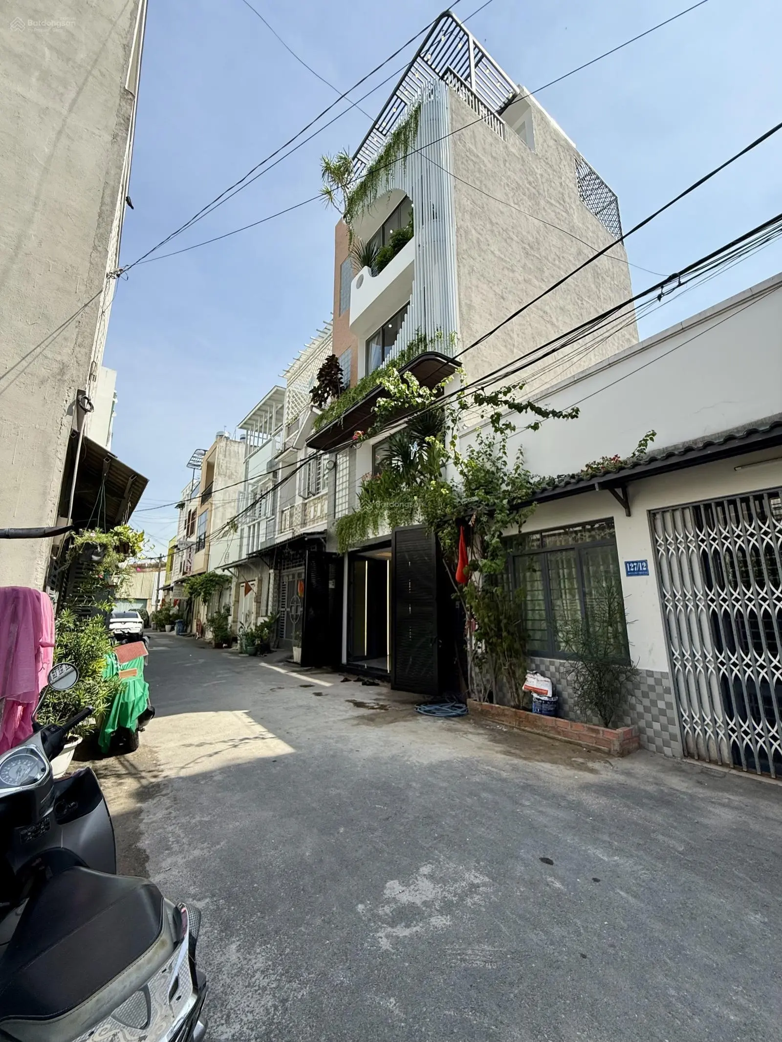 Nhà ngay ngã tư ga, sát bên chợ Cầu Đồng, DT:5,2X10M, Lửng, 3Lầu, 4PN, Gara ô tô, Sân thượng.