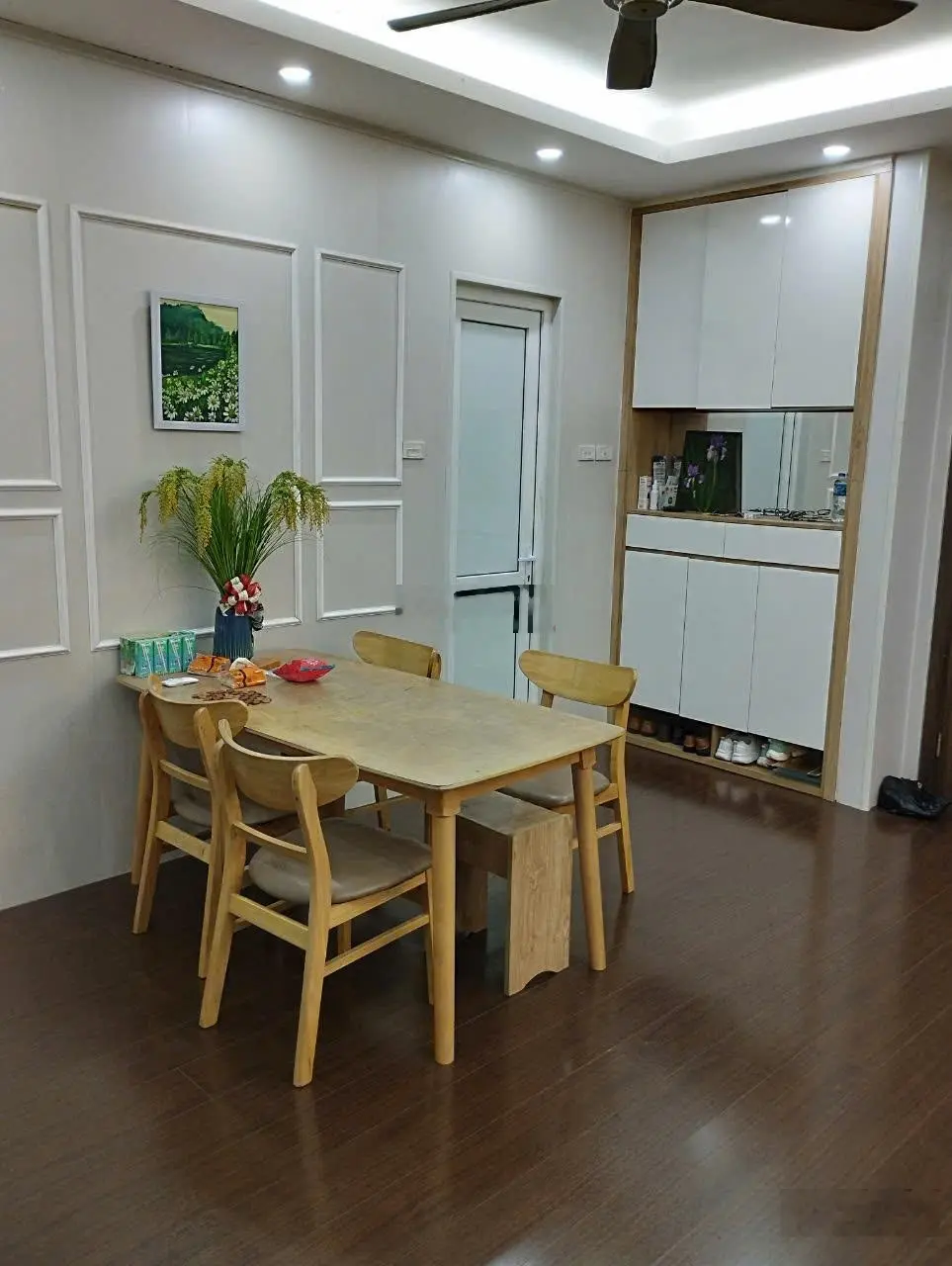 Chủ nhà cần tiền đầu tư nên bán gấp căn hộ 60m2 nhà đẹp giá 3,8 tỷ tại Iris Garden