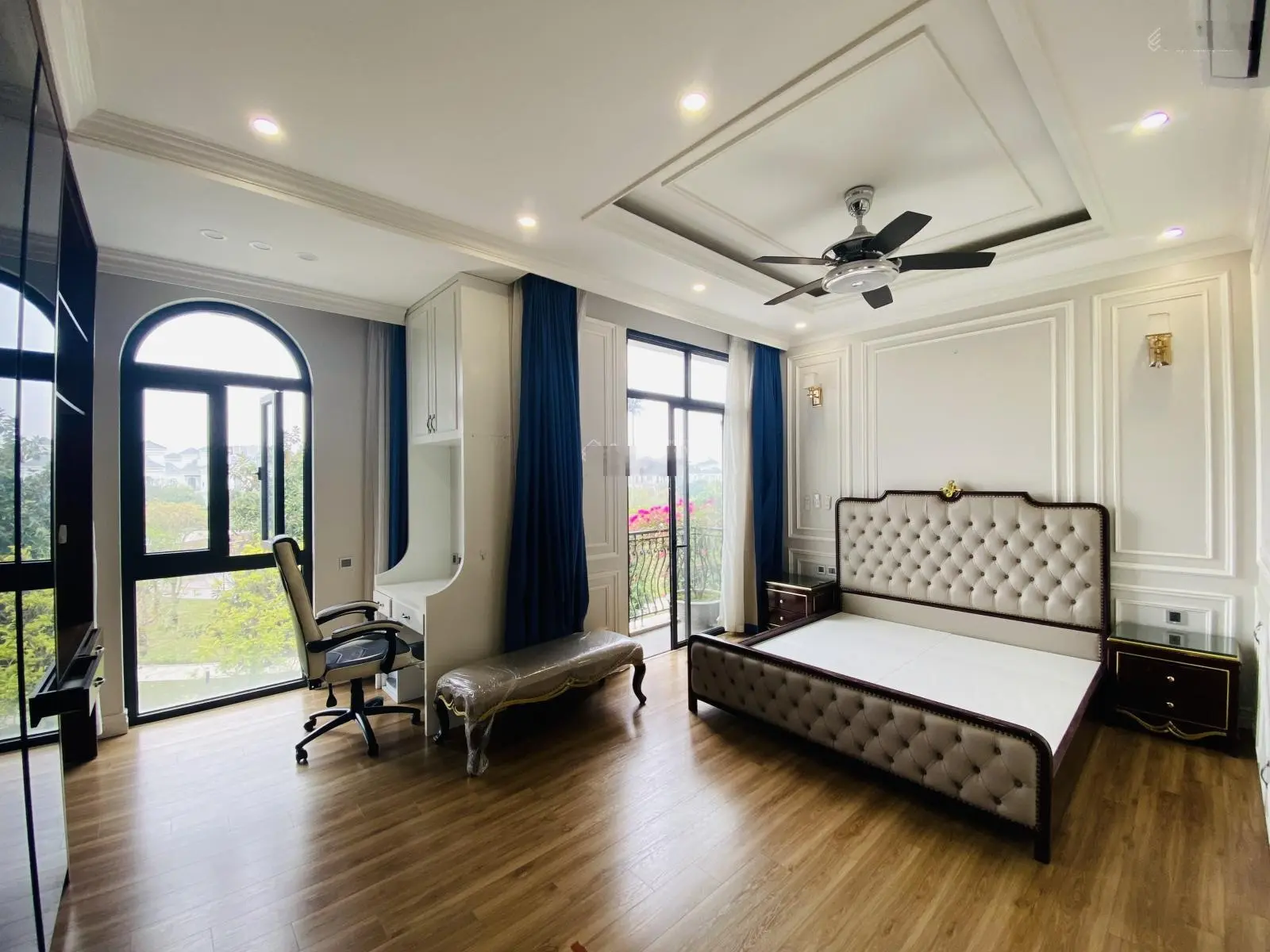 Gia đình cần bán căn Ngọc Trai view Vườn Hoa Bể Bơi diện tích 70.8m thang máy 5 tầng giá 23.9ty