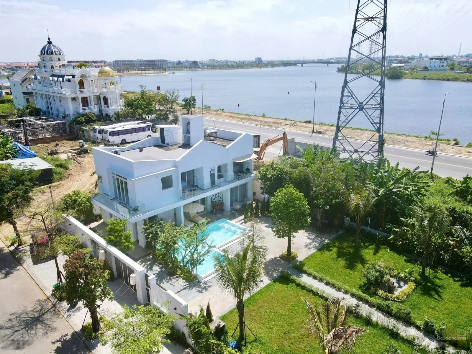 Villa 3MT Chương Dương 1300m2 view sông vườn khủng, siêu hồ bơi, full nội thất, trên 100tr/tháng