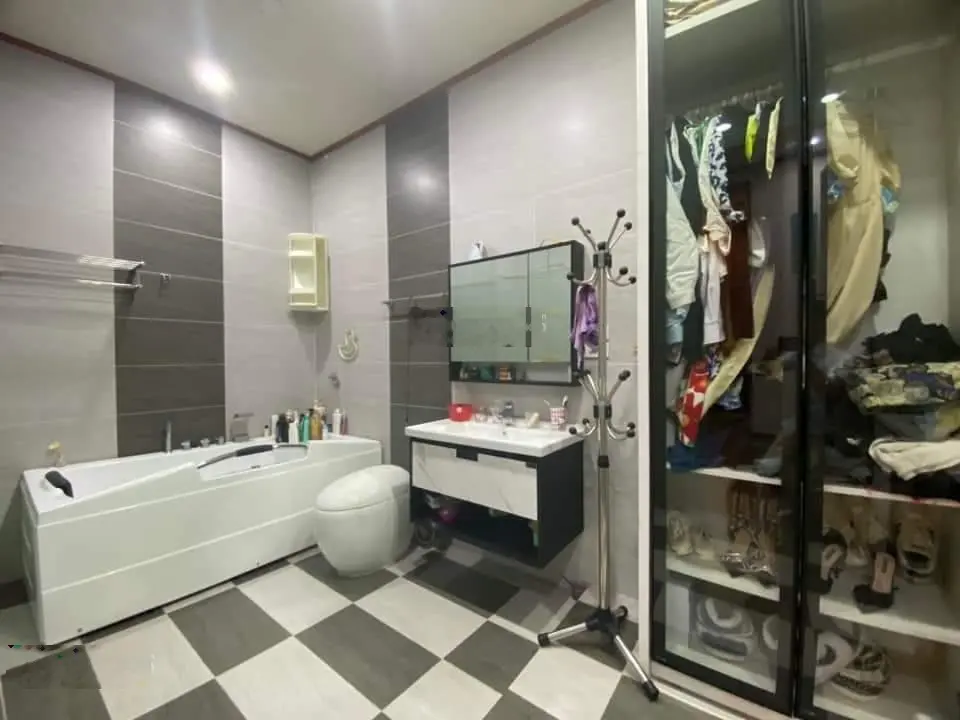 Hoàng Quốc Việt - Cầu Giấy: 2 thoáng - phân lô ôtô - mặt tiền rộng - kinh doanh VP - ở thích 18.5tỷ