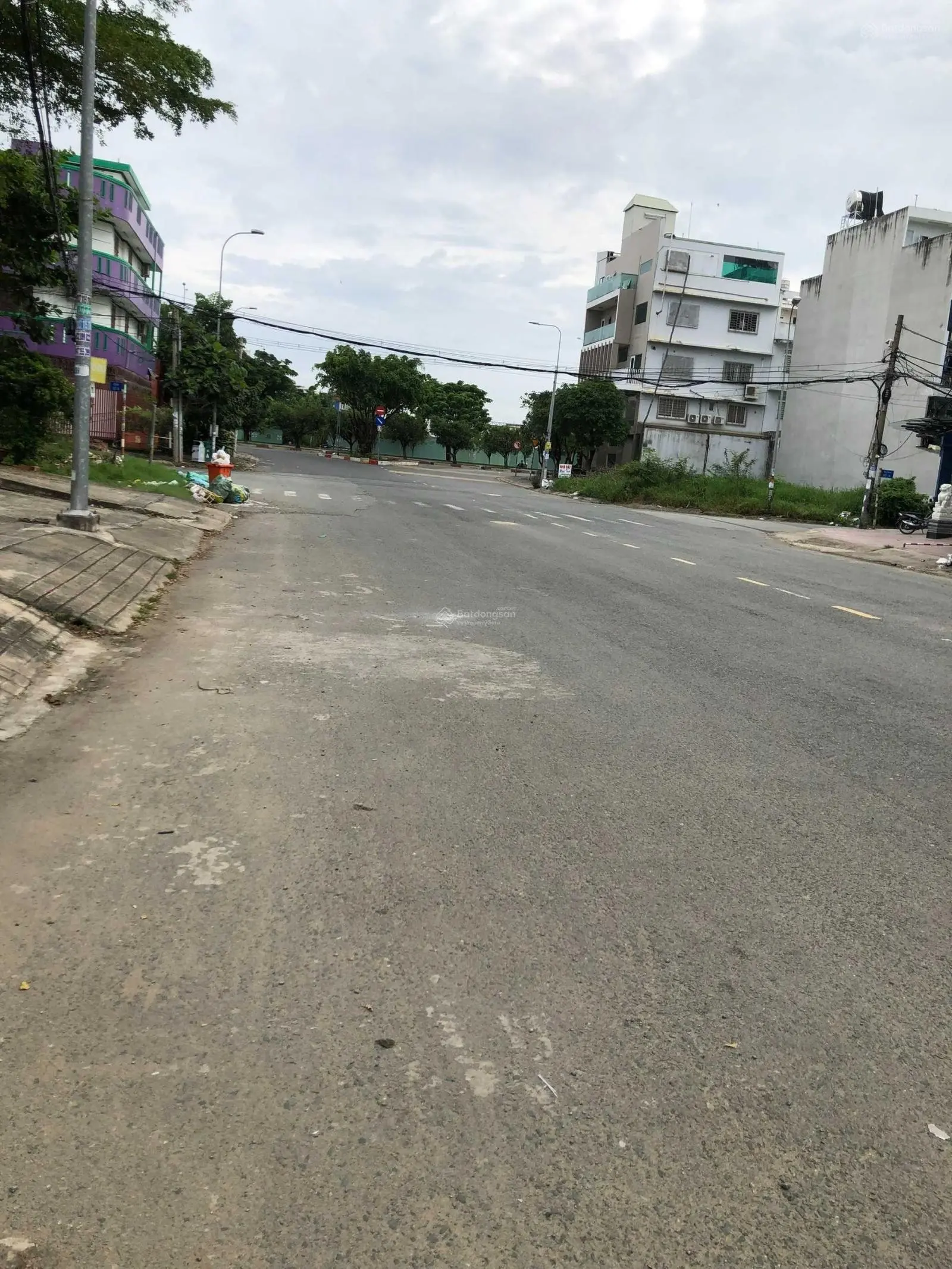 Kẹt tiền cần bán gấp lô đất ngay MTĐ Nguyễn Chí Thanh gần siêu thị Co.op Mart Trà Vinh. 120m2/ SHR
