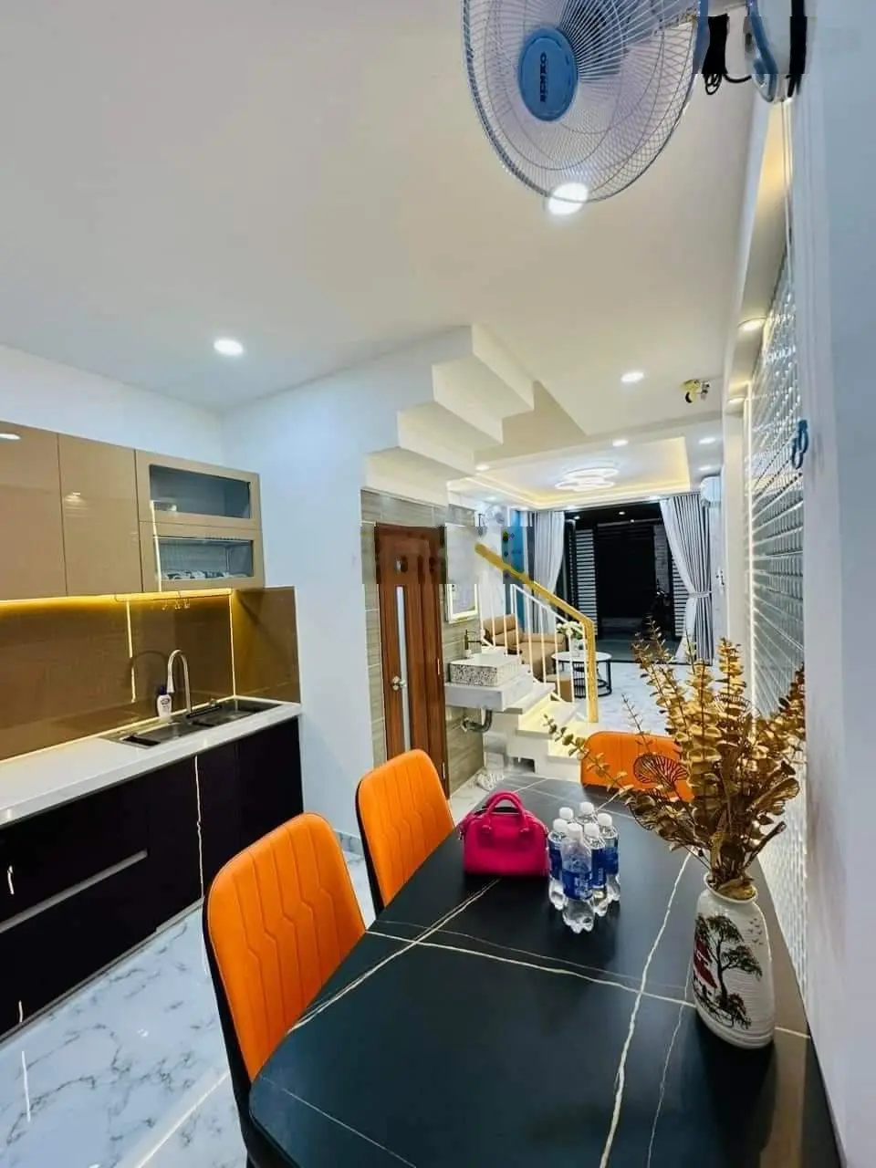 Kẹt tiền bán gấp nhà đường Đội Cung, Quận 11. Giá 2tỷ600. Hẻm xe hơi. Sổ hồng riêng. Sang tên ngay
