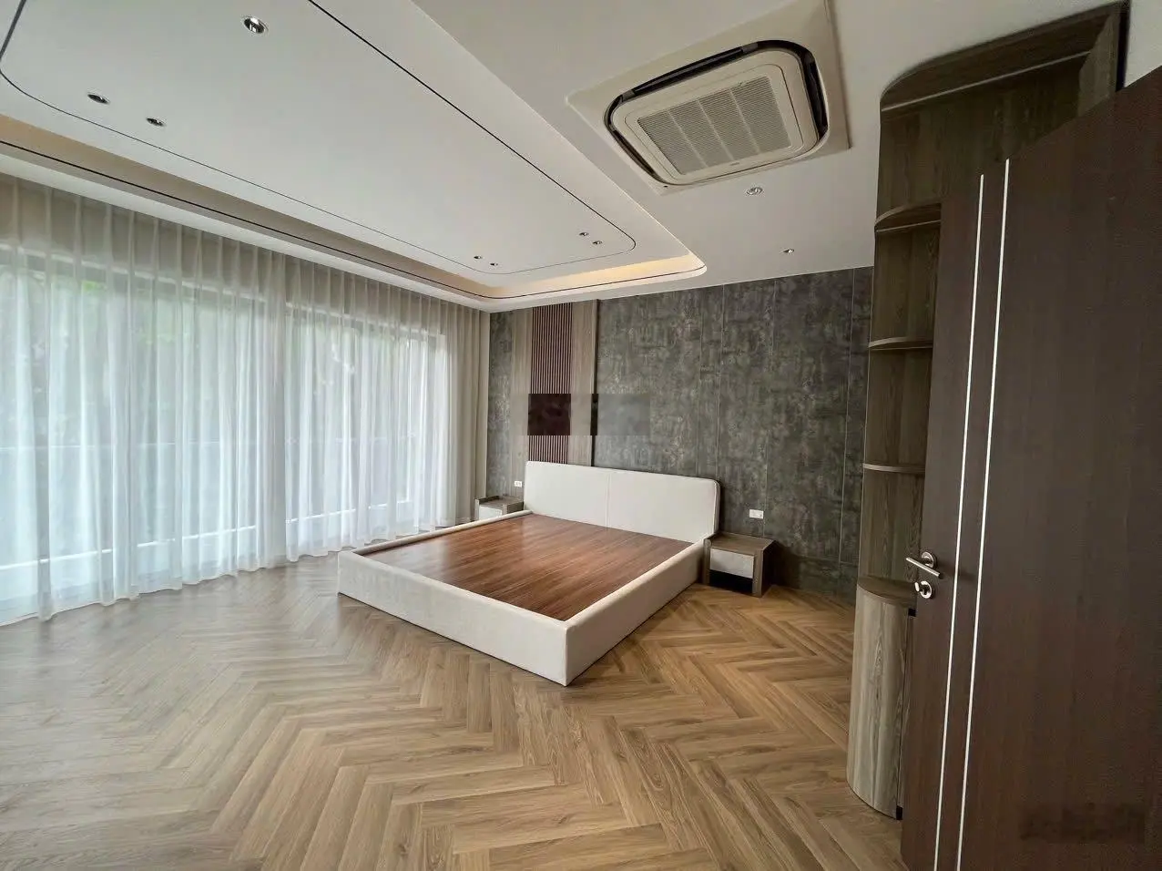 Nhà lô góc 6.5 tầng hiện đại-Lung Linh- Full Đồ tại Nguyễn Văn Cừ đường thông ô tô tránh-Kinh doanh