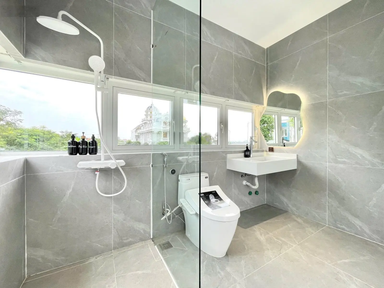 Villa 3MT Chương Dương 1300m2 view sông vườn khủng, siêu hồ bơi, full nội thất, trên 100tr/tháng