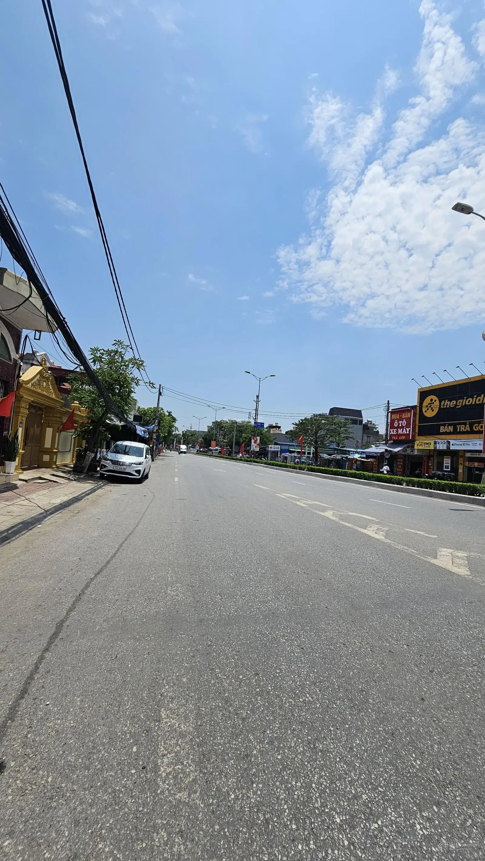 Chính chủ cần bán căn mặt đường Trường Chinh - Kiến An. Chủ còn 1 căn liền kề bên cạnh bán.