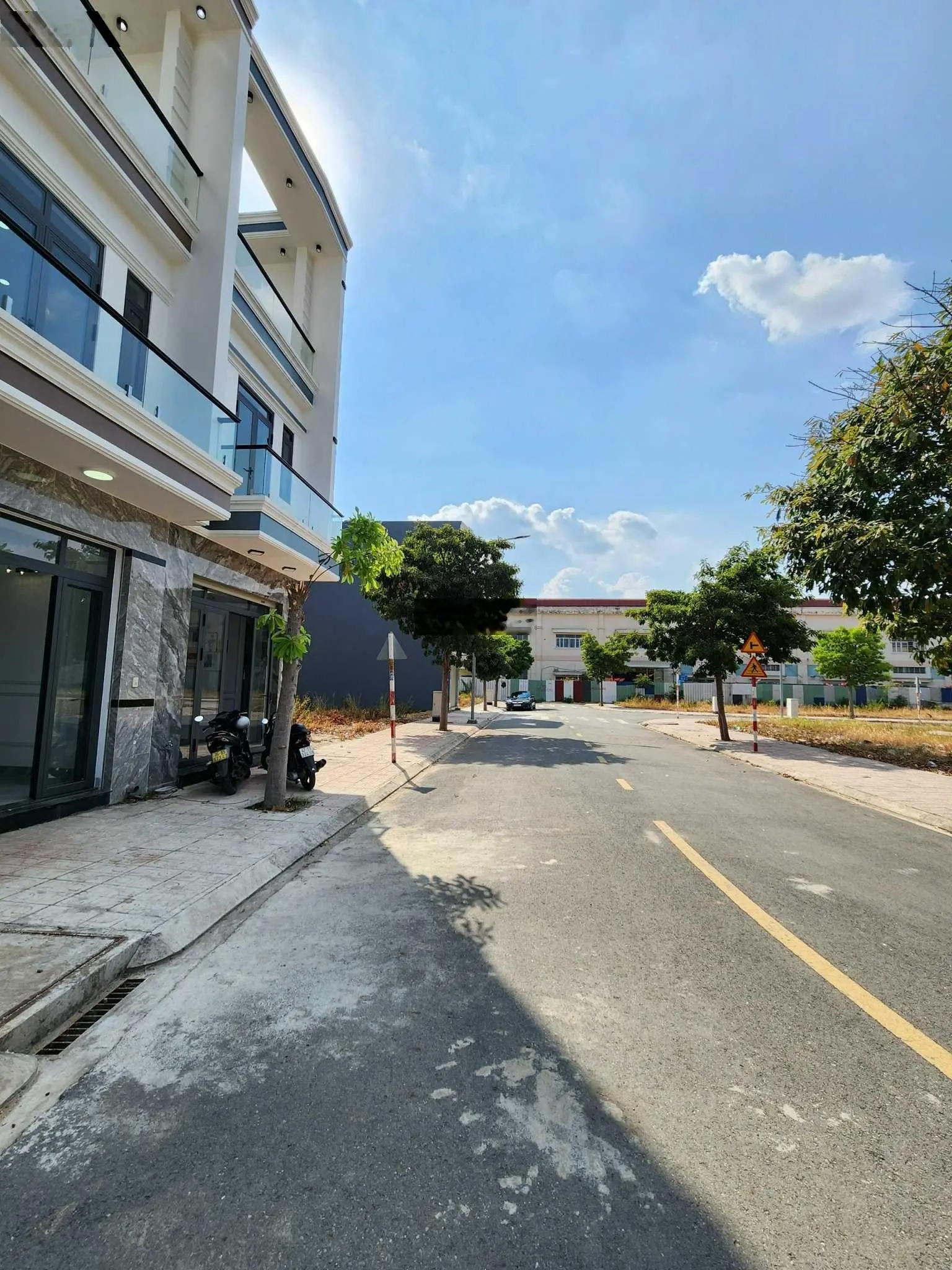Bán nhà view công viên gần chợ Đông Đô 300m
