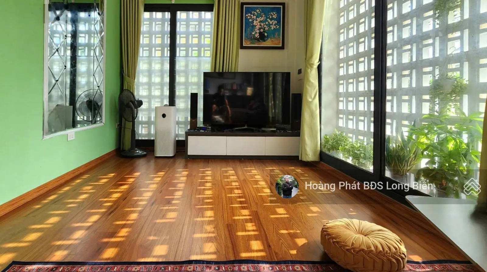 Bán nhà kiến trúc sư xây dựng tại phường Long Biên. Cách Aeon 500m. 40m2 x 5T. LH 0965858116
