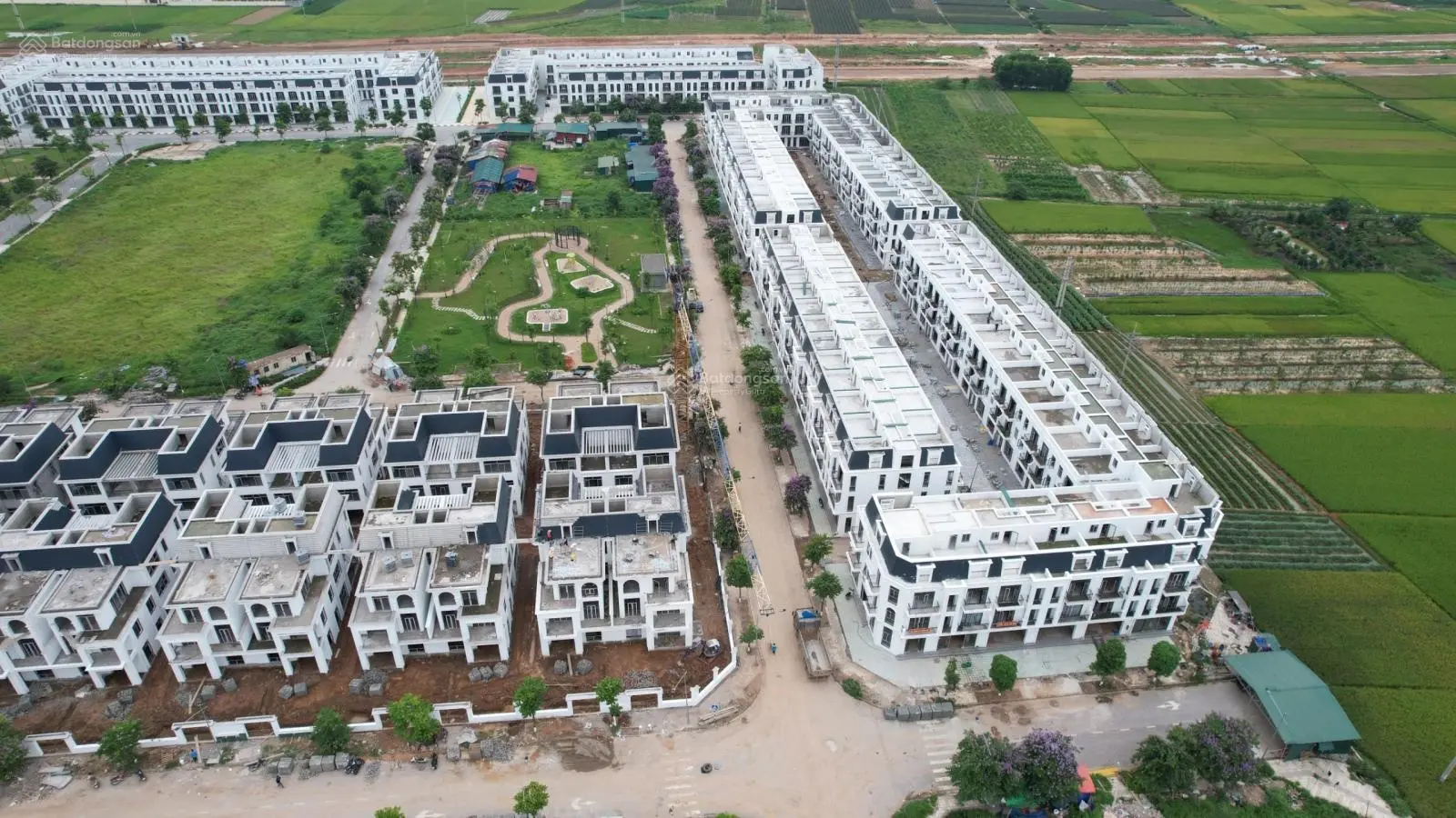 Quỹ căn biệt thự, nhà vườn đa dang, chênh nhẹ sau phiên đấu giá 02/08/2024 tại HUD Mê Linh Central.
