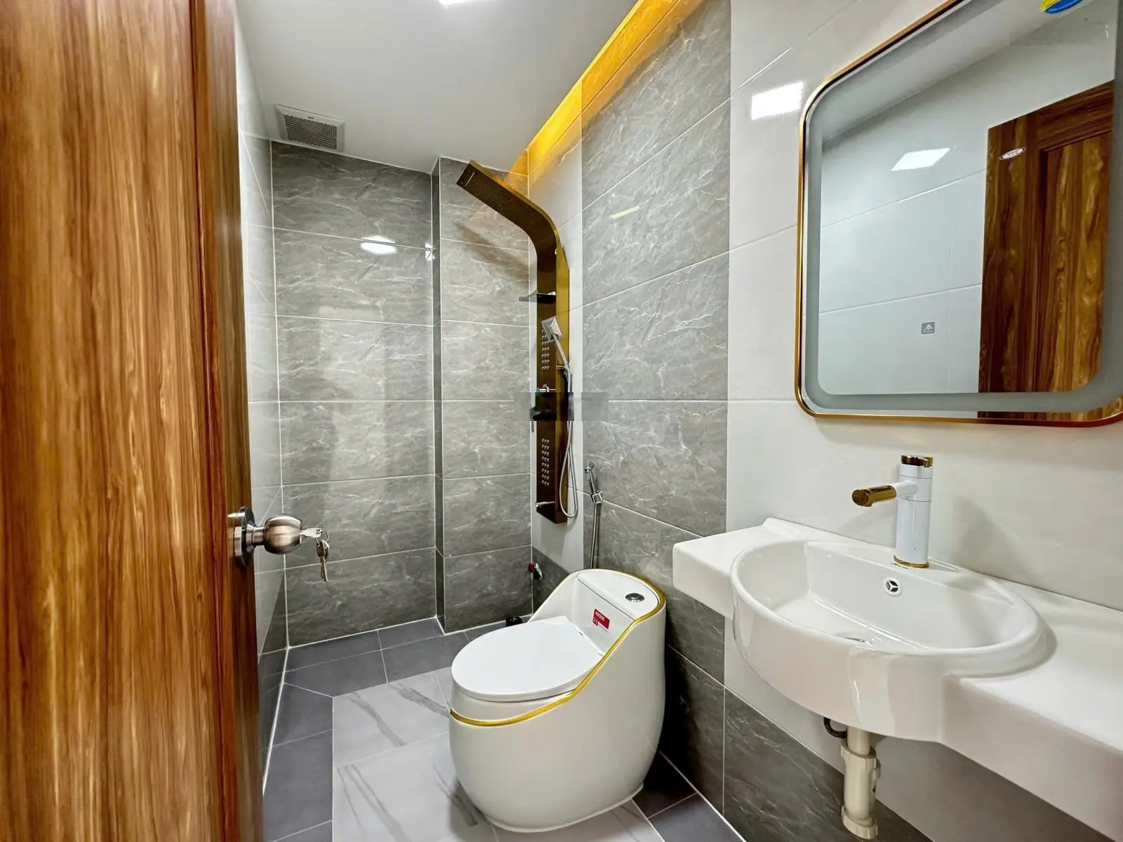 Bán nhà 5 tầng xây kiên cố Bình Tân đường Lê Văn Quới 7tỷ45, nội thất siêu đẹp, mặt tiền lớn kd tốt