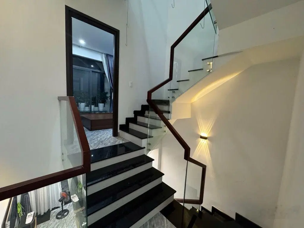 Bán nhà 3 tầng, đường 6 mét thông, diện tích : 50 m2. Giá 5 tỷ 650 thương lượng.