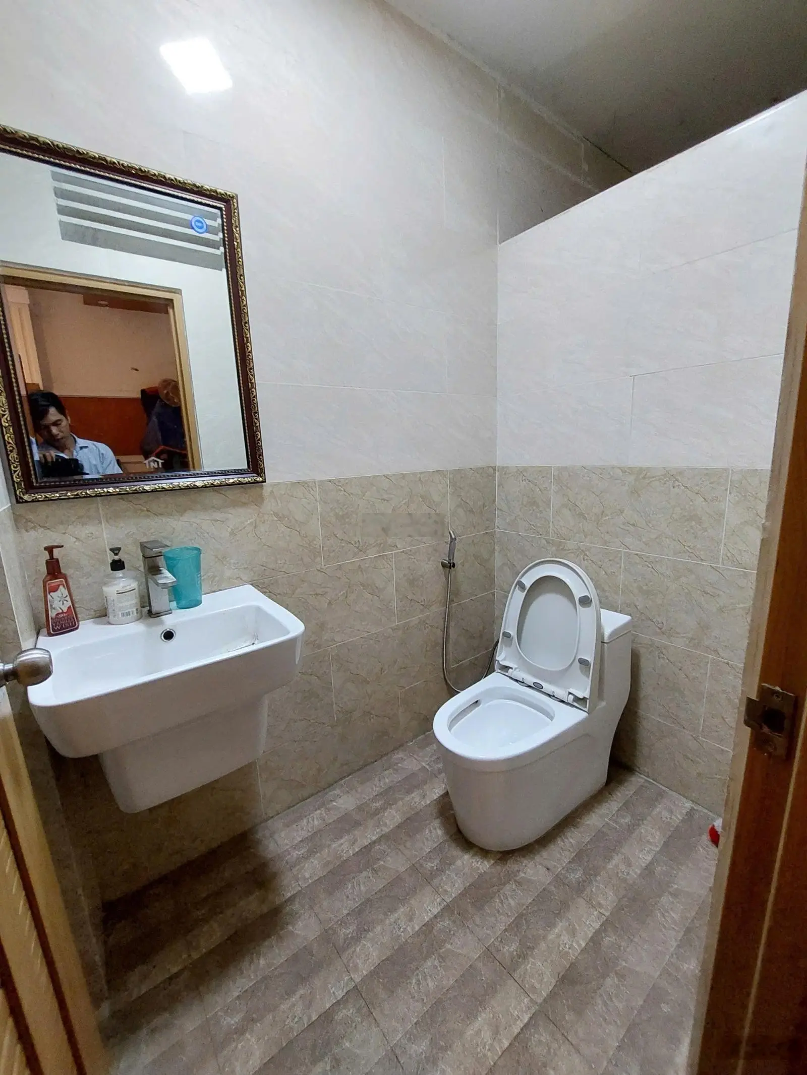 Bán gấp nhà riêng tại Lê Minh Xuân H Bình Chánh chỉ với 3,89 tỷ, DT 85m2, 5PN, 4WC, đẹp còn bớt lộc