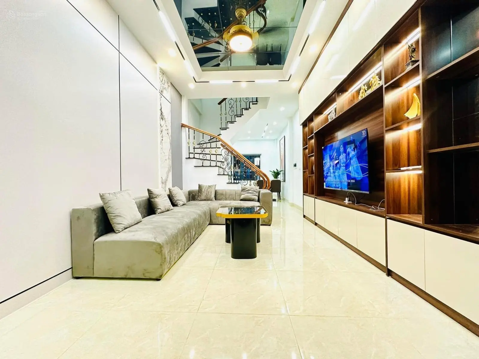 Đường Láng. Nhà đẹp, thoáng, ngõ thông, 15m ra ô tô tránh, 50m ra phố