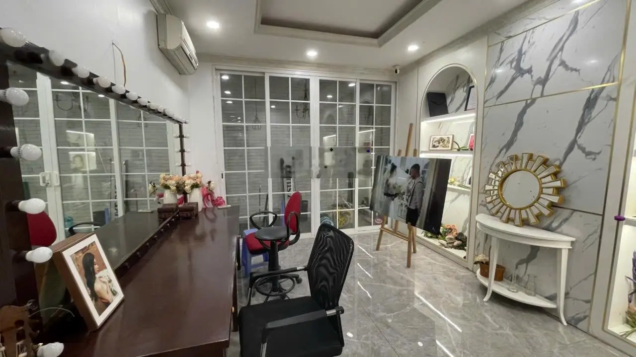 Đỉnh cao kinh doanh, bán nhà lô góc mặt chợ, ô tô tránh, 62m2 nhỉnh 15 tỷ Lạc long Quân, giá rẻ.