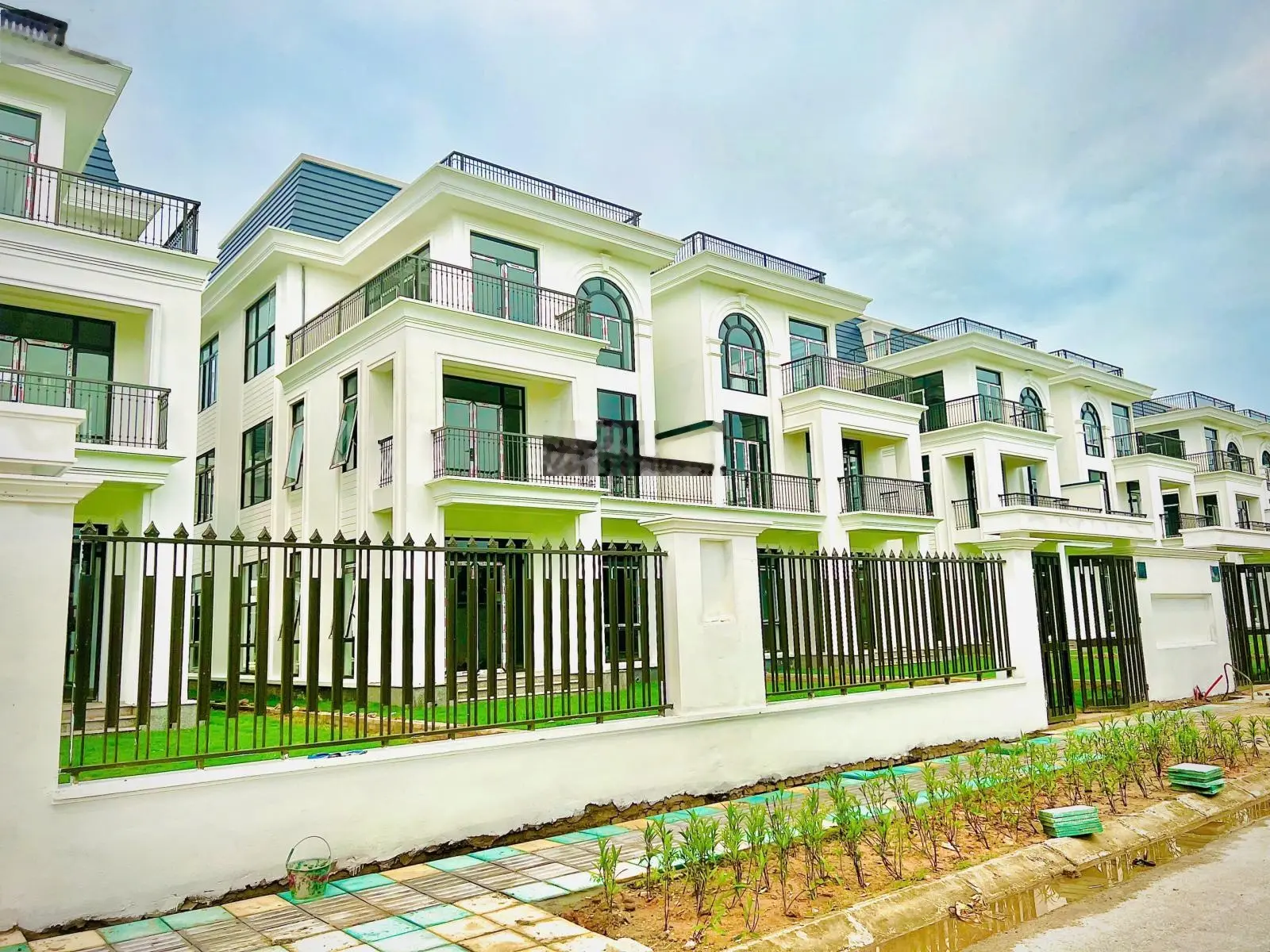 Biệt thự song lập 300m2, đường trước nhà 13.5m, đơn giá 5x triệu/m2 tại dự án HUD Mê Linh Central