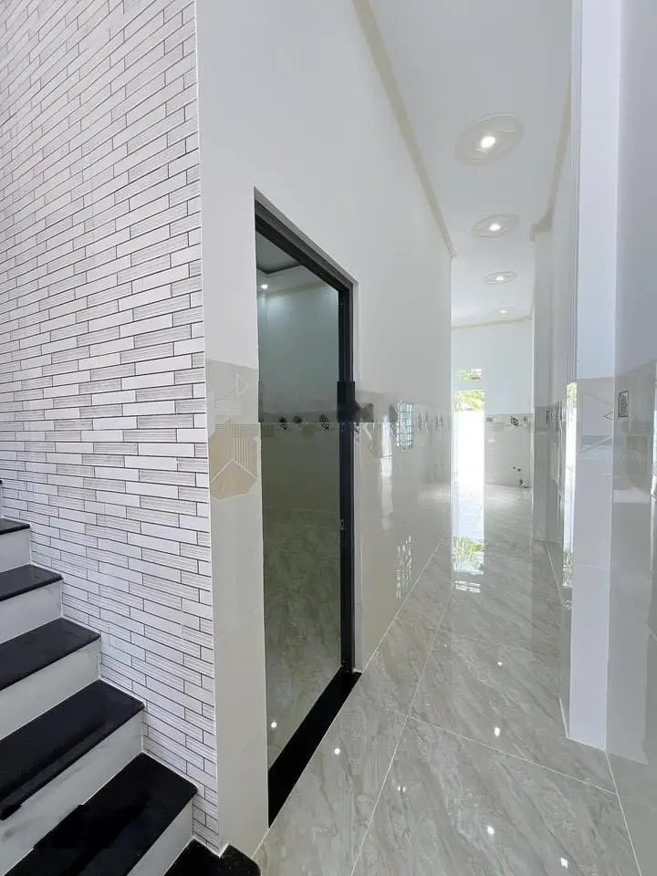 Bán nhà lầu mới 100% sổ hồng hoàn công DT 4,6 x 19 có sân đậu oto nhà gần chợ bình thủy giá 9 chủ