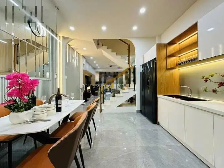 Xoay vốn làm ăn cần bán nhà Lý Thái Tổ Quận 10. Giá 4tỷ3, diện tích 51m2