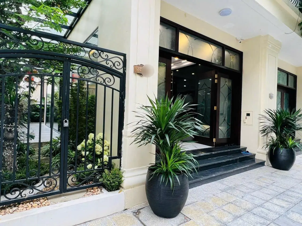 Biệt thự 120m2, 15 tỷ, (Được Vingroup cam kết cho thuê 18% / 3 năm), bàn giao nhà hoàn thiện