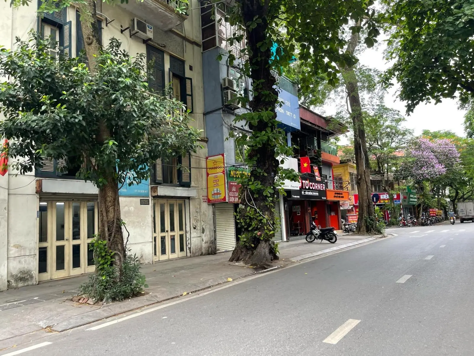 Mặt Phố Quán Thánh Ba Đình Dt:65m x 3T Mt:12m Giá 26 Tỷ Đang Cho Thuê 40 Triệu ÔTô Đỗ Cửa Ngày Đêm