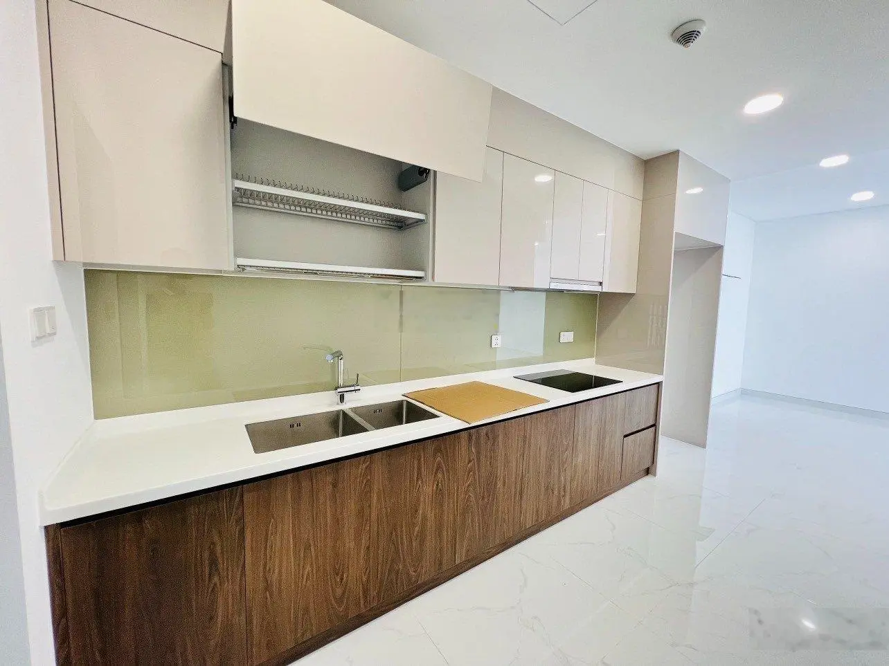 Kẹt tiền cần bán gấp căn Diamond Brilliant 96m2 2PN-2WC nhà mới CĐT, view đẹp thoáng mát