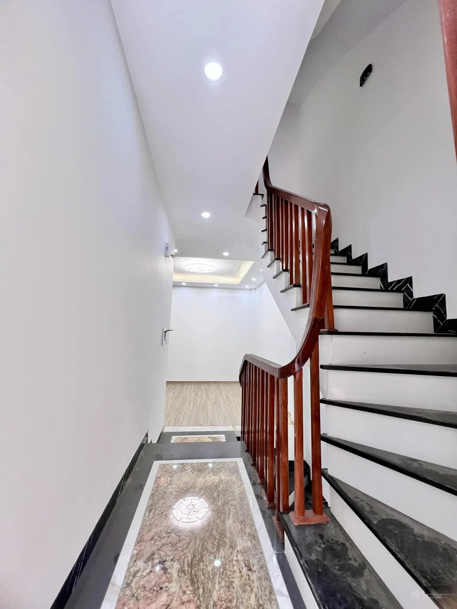 Bán nhà 5 tầng Ngô Quyền Hà Đông nhà mới, ô tô đỗ cổng, giá chỉ 7.99 tỷ