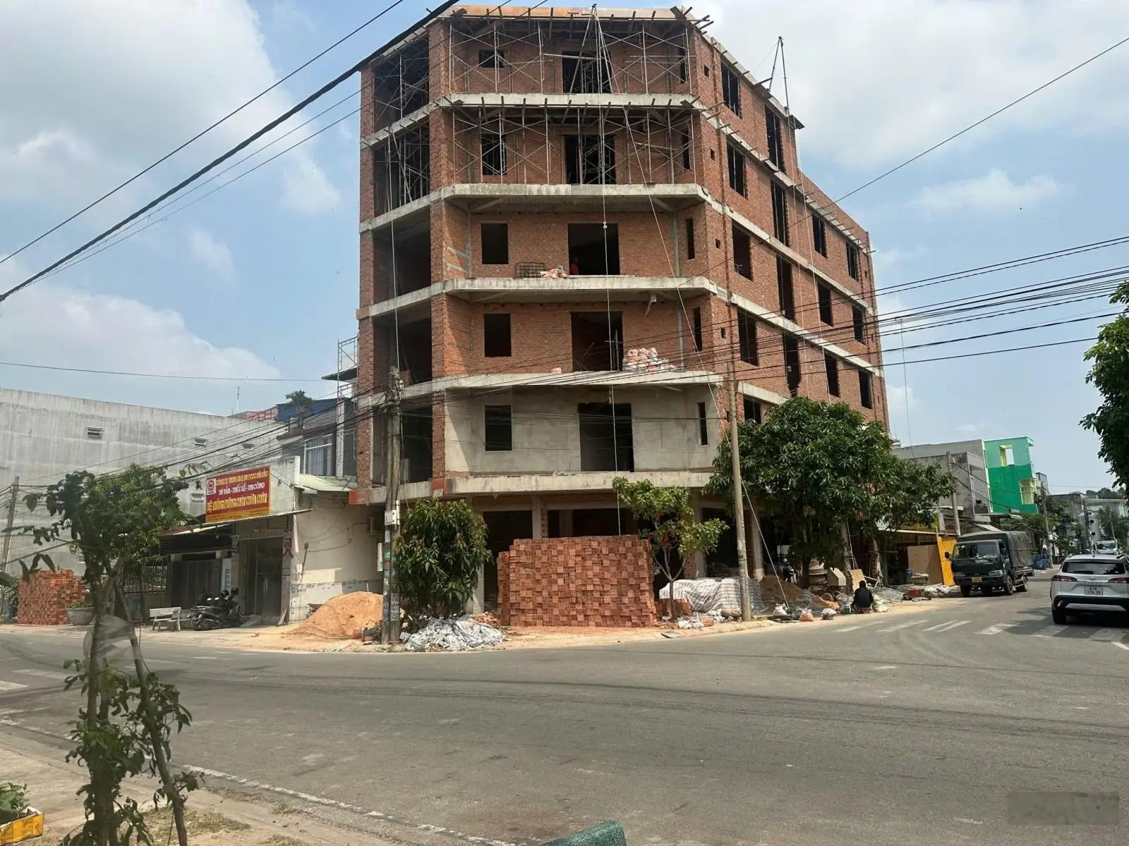 Bán khách sạn VSIP 1 Bình Dương, thu nhập 120tr/th. Góc 2 mặt tiền, sàn 1500m2. 0366236237