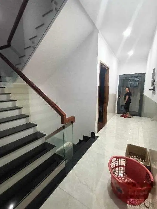 Nhỉnh 4 tỷ có căn nhà 2 tầng ngay chợ Hiệp Bình, sát Phạm văn Đồng, DT 70m2, SHR, Sang tên ngay.