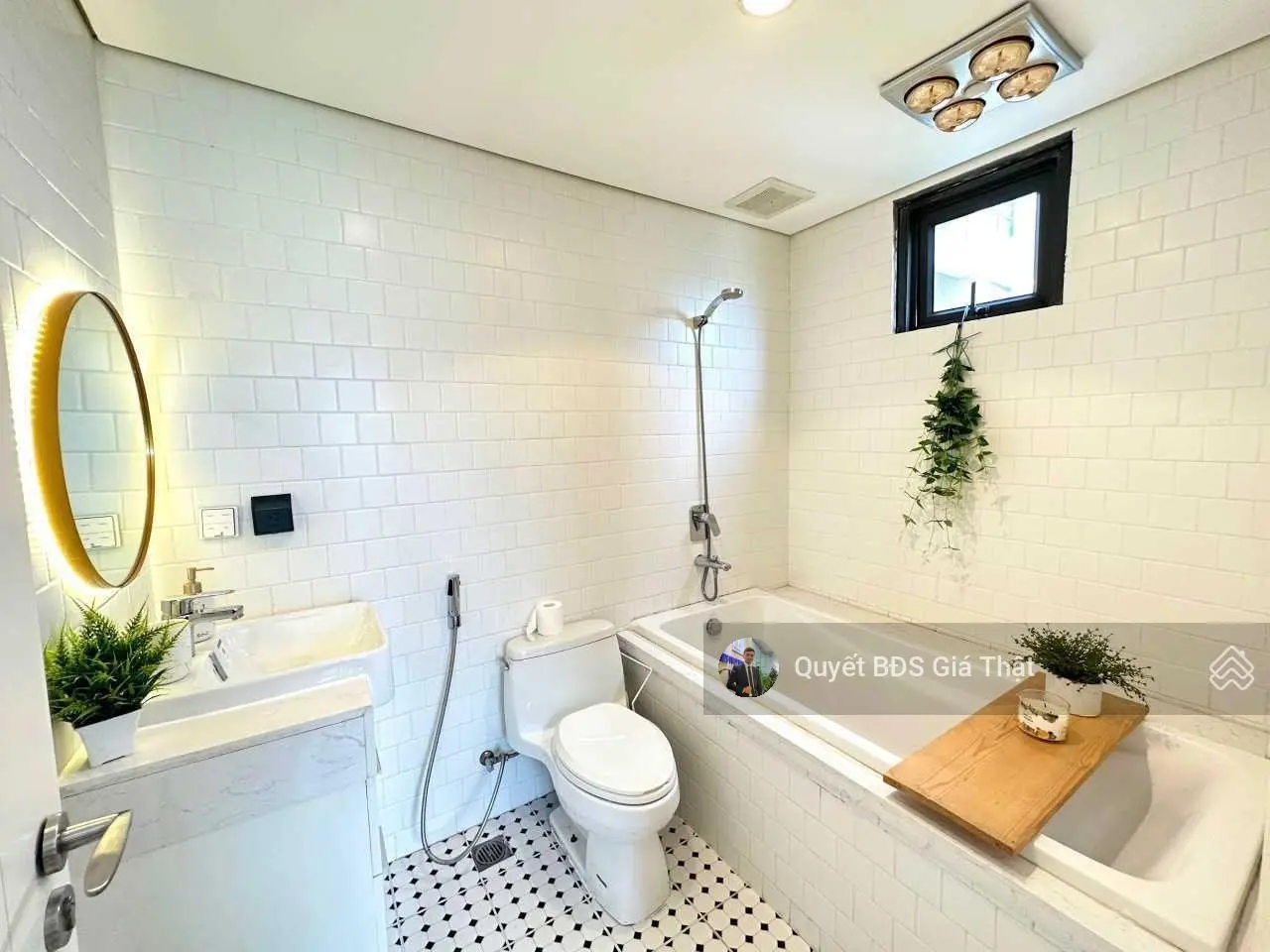 (Giá thật). Chính chủ bán căn 70m2 2PN + 2WC tầng trung đẹp Vinhomes D'Capitale