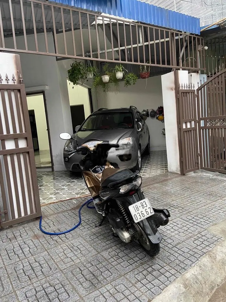 nhà ngõ xe tải
