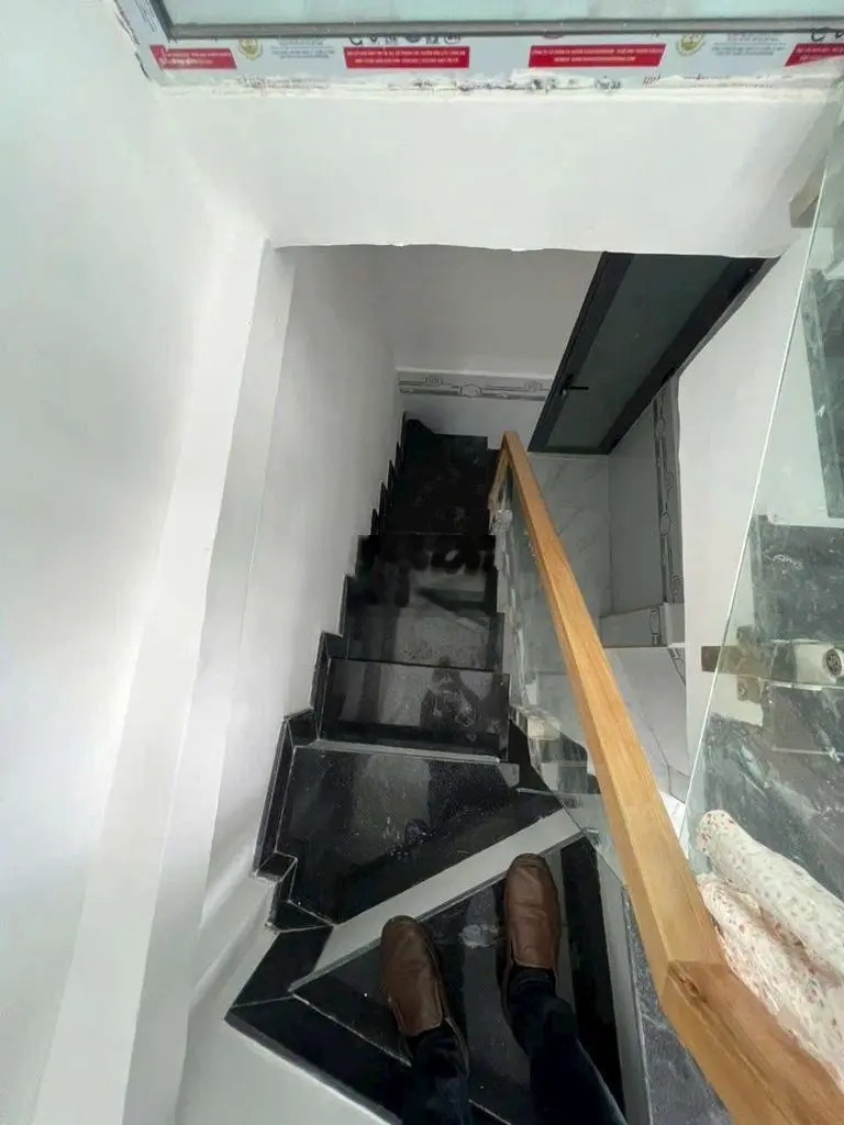 Nhà Đẹp 2 Lầu Cách Mặt Tiền Vĩnh Khánh 1 Căn Nhà Q4