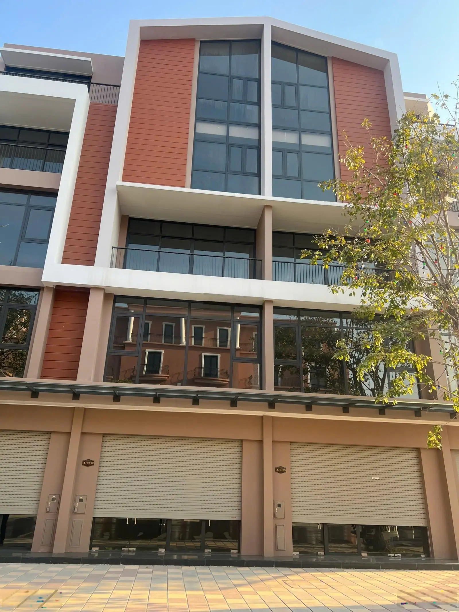 Cần bán căn Shophouse đại lộ Hừng Đông giá 10.7 tỷ, LH 0961694919