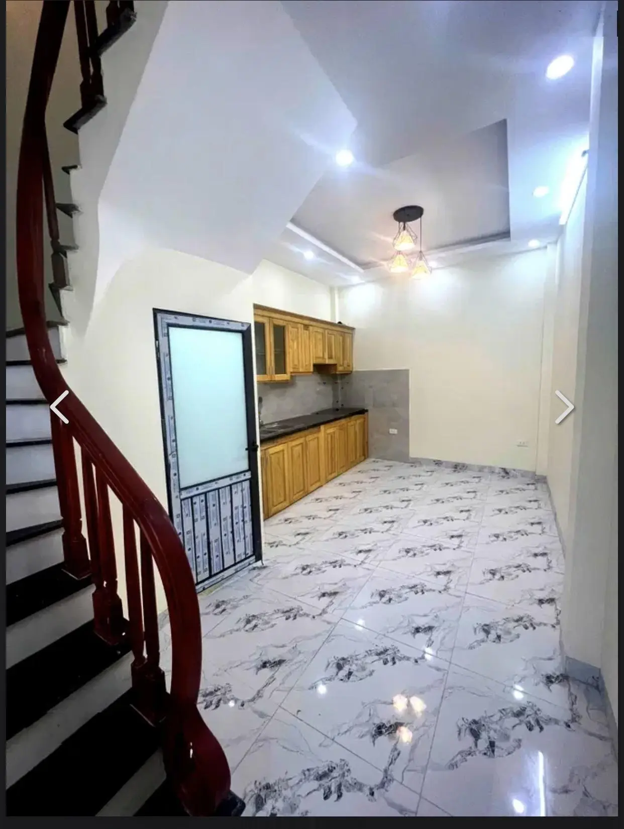Phố Phương Mai đối diện bệnh viện Việt pháp. 5 tầng. Kinh doanh tốt. Đường 2 ô tô tránh nhau