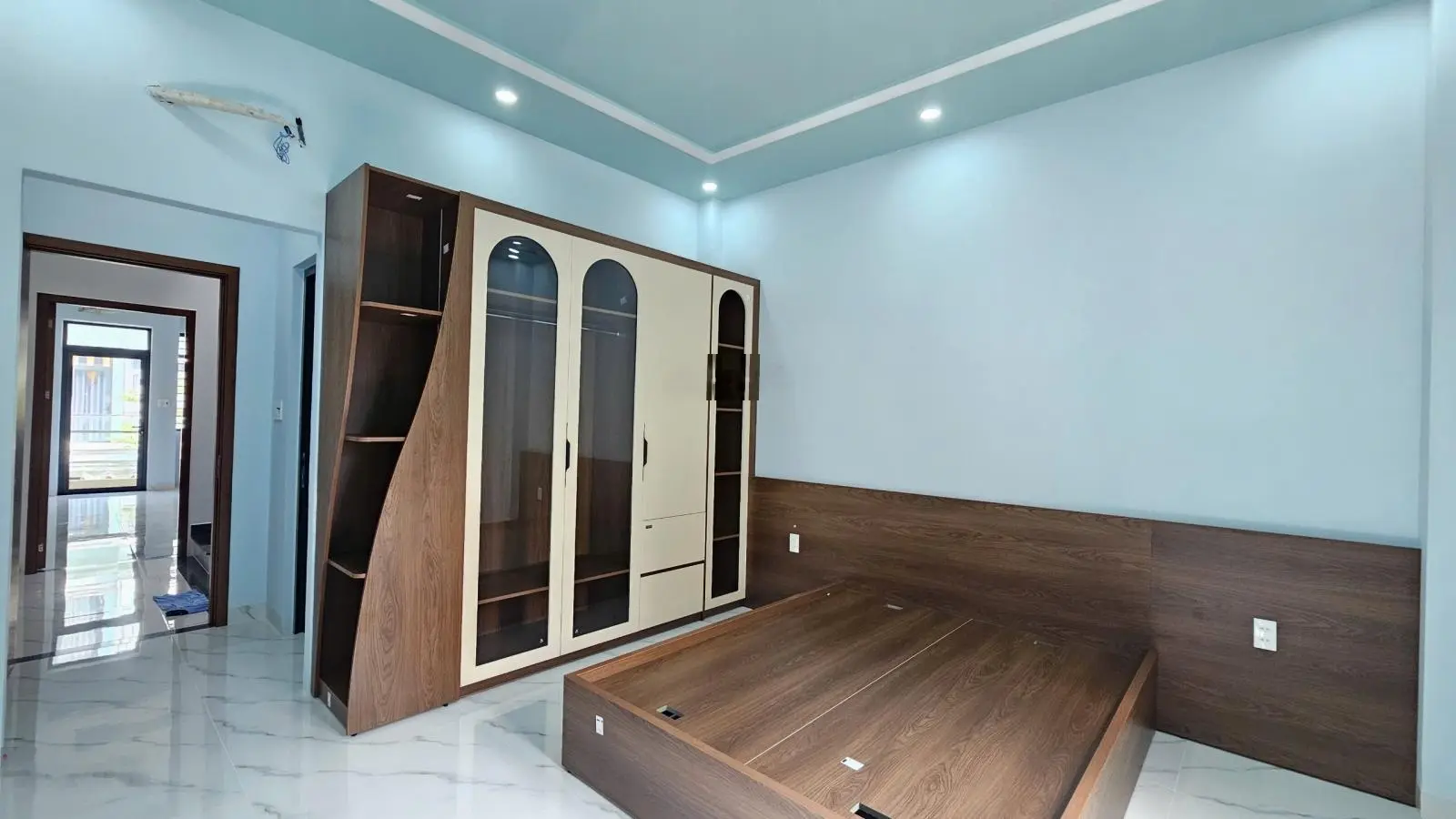 Nhà Phố Rẻ: 3Tỷ950_ Nhà 1 Trệt 2 Lầu Đầy Đủ Nội Thất KDC Gần Ngã Tư Miếu Ông Cù, TP.Thuận An