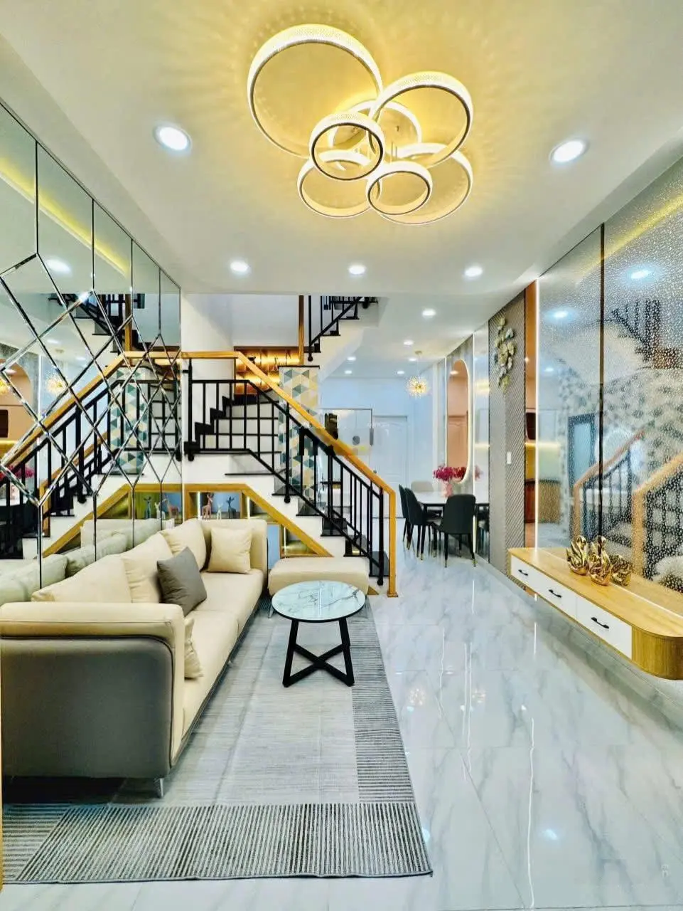 Bán gấp nhà riêng mặt tiền quận 5 cho thuê 30triệu/tháng