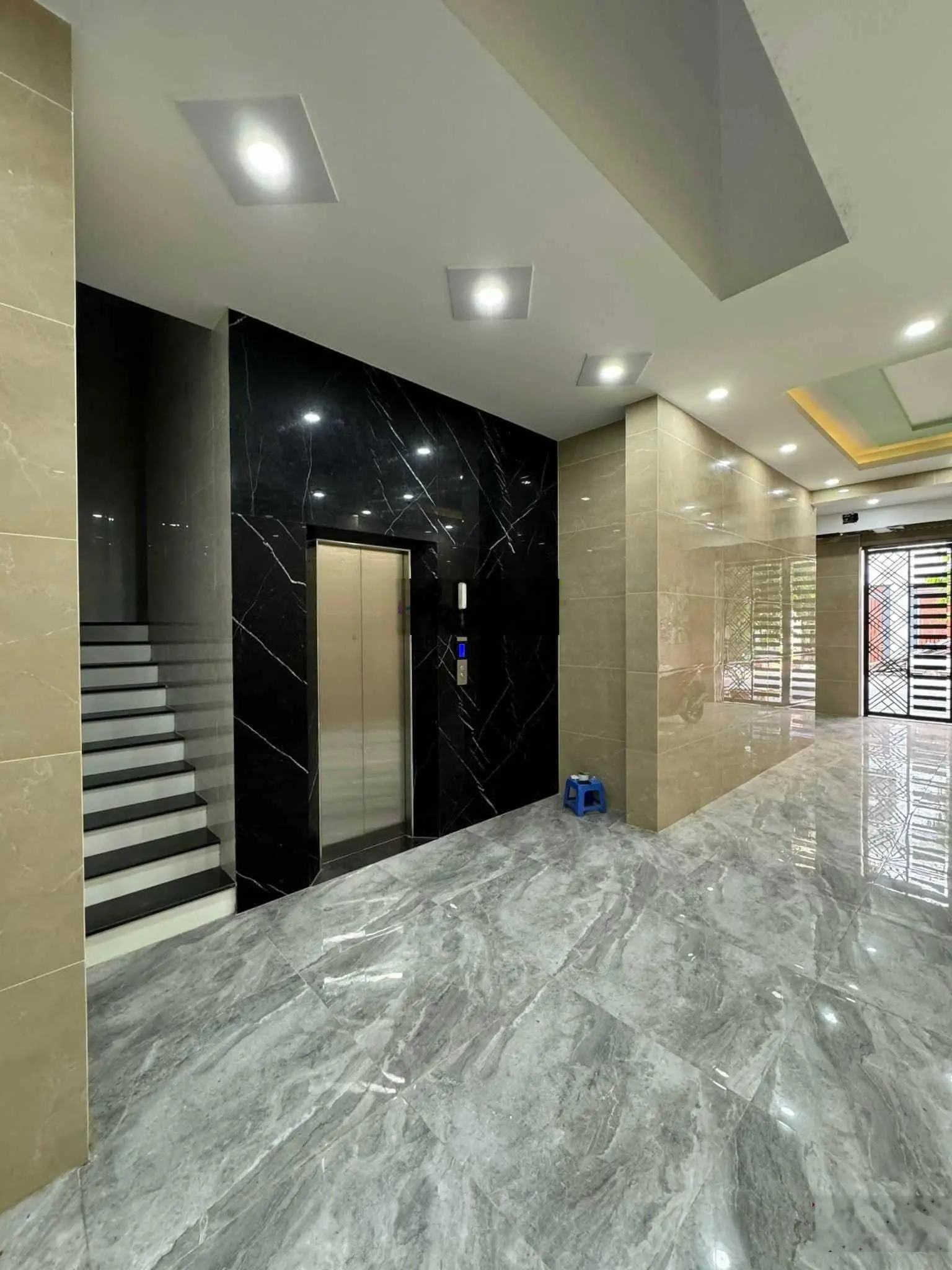 Bán tòa nhà CHDV Cát Lái Q. 2, DT 119m2, 1 trệt 4 lầu, 10 phòng, có thang máy, giá 11.5 tỷ (có TL)