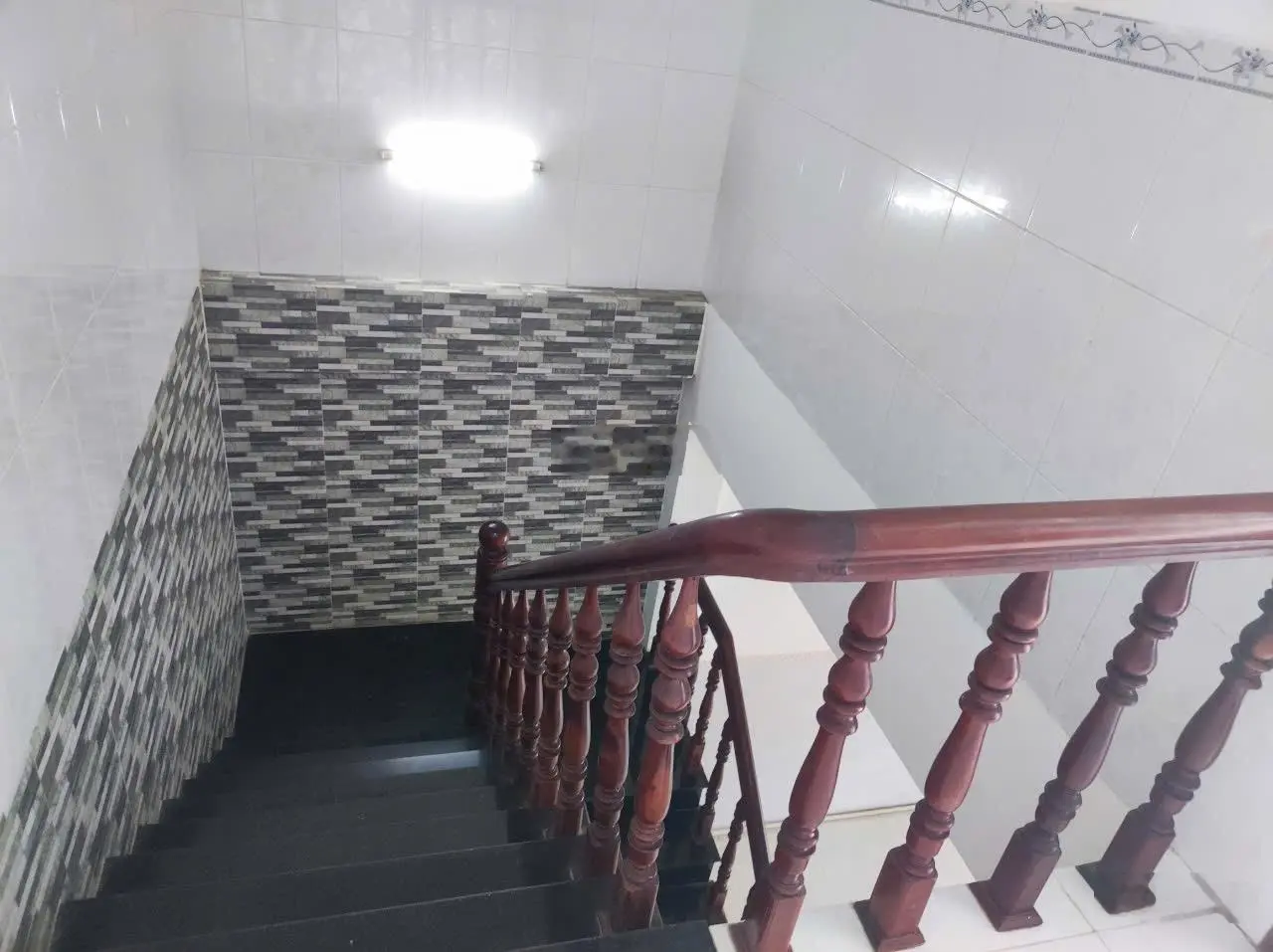 Bán nhà đẹp 1 trệt 1 lầu đường nhựa ôtô gần chợ P3 thuân tiện kinh doanh TP Vĩnh Long