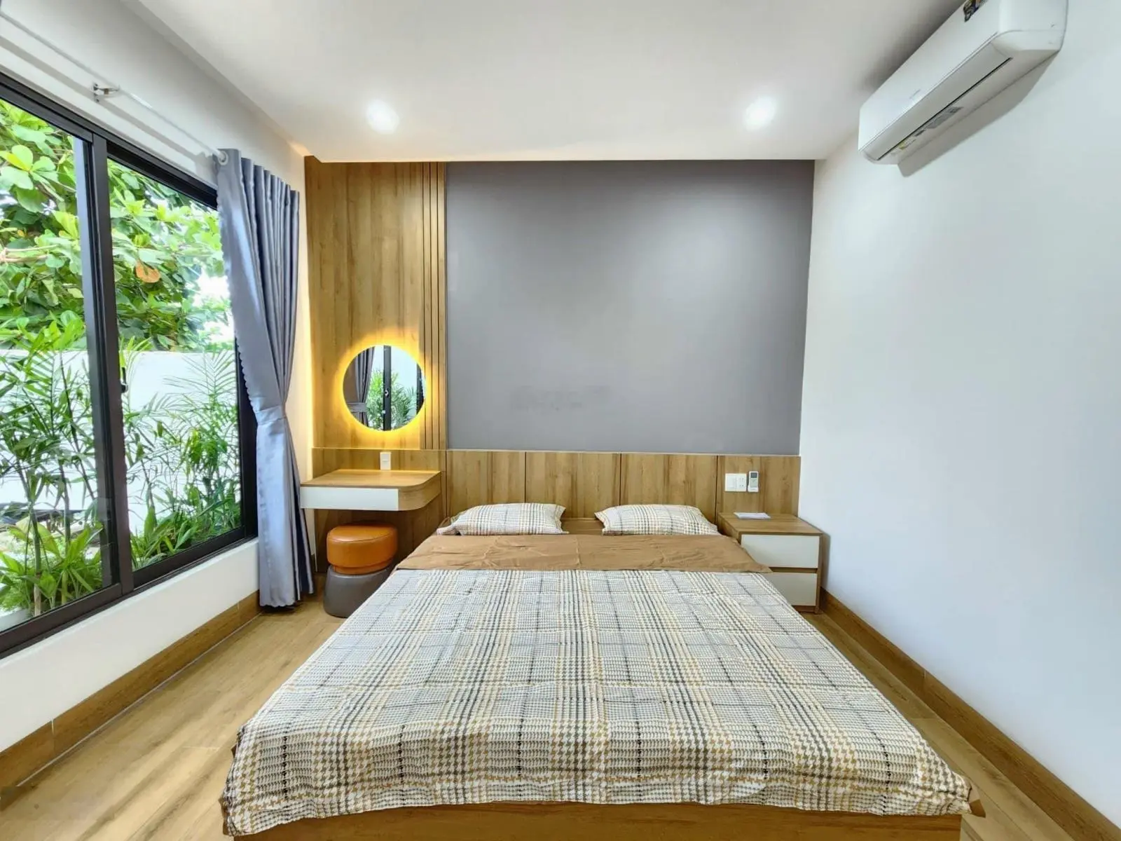Hot! Bán gấp nhà đường Nguyễn Trọng Tuyển - Tân Bình. DT 42m2