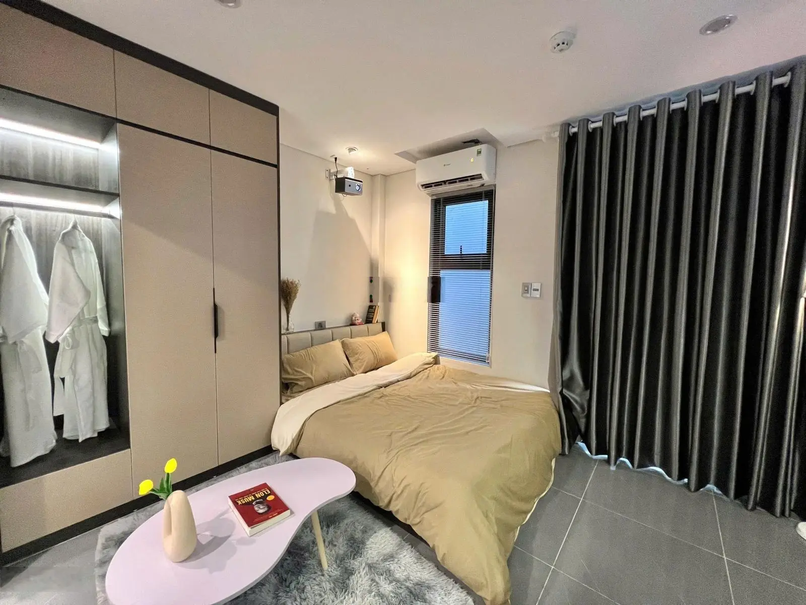 Bán CHDV CC mini, Trần Thái Tông, 60m2, 7 tầng, 18 phòng, dt 75tr/th, ngõ thông 3 gác, ra ô tô 50m