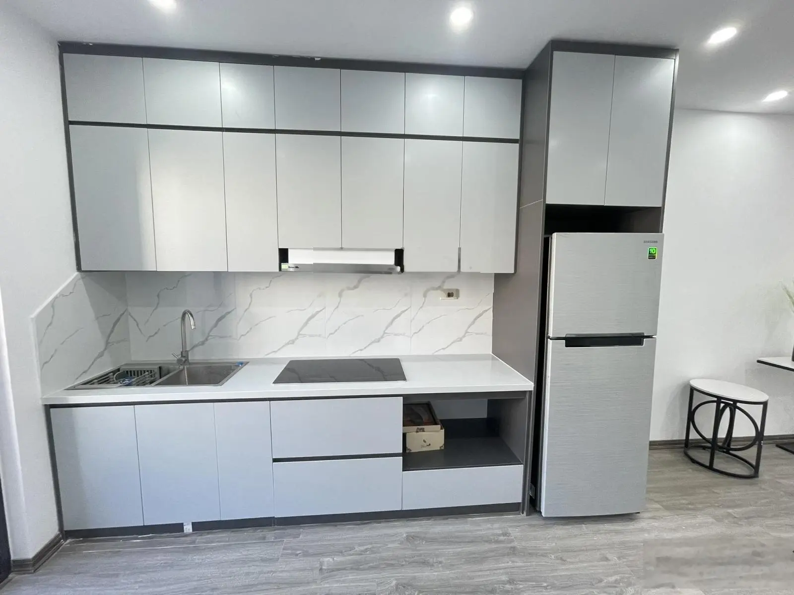 Chính chủ cần bán gấp căn hộ 2 phòng ngủ 71m2 full nội thất siêu đẹp view hồ giá tốt LH 0965 289 ***