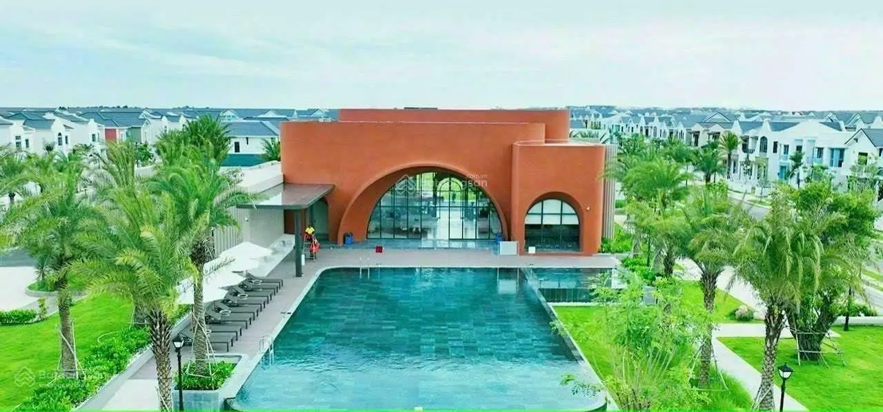 Bán căn villa Novaworld Phan Thiết 8x20m mẫu nhà màu vàng nhiều khách thích giá 4,5 tỷ