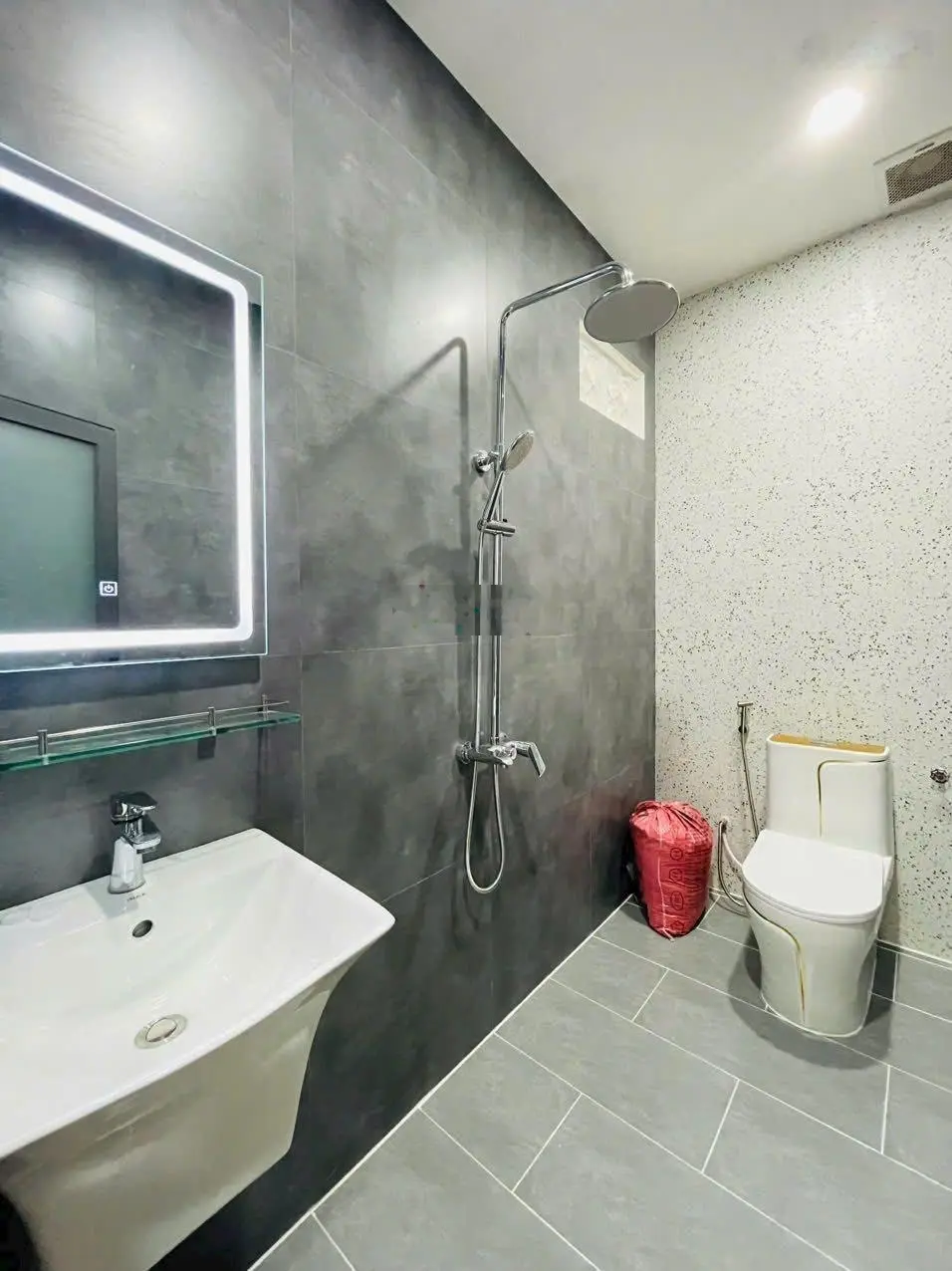 Hạ giá !! Bán gấp nhà 60m2, giá 1 tỷ 850 triệu Nguyễn Văn Quá vào 100m, Quận 12 hẻm xe hơi 6m, SHR