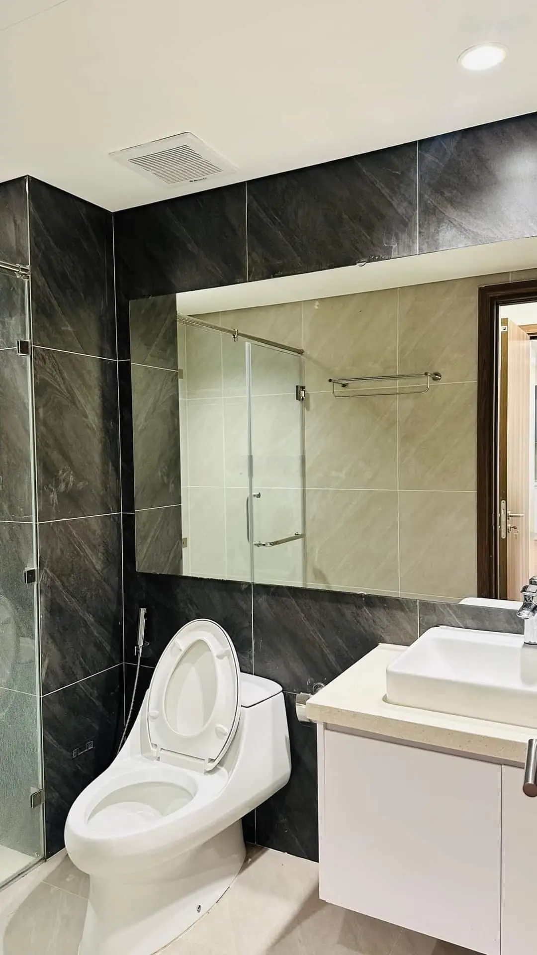 Hiếm có tìm, chỉ 5,6 tỷ sở hữu ngay căn hộ cao cấp 76m2-2 ngủ hot nhất khu vực Cầu Giấy, Xuân Thủy