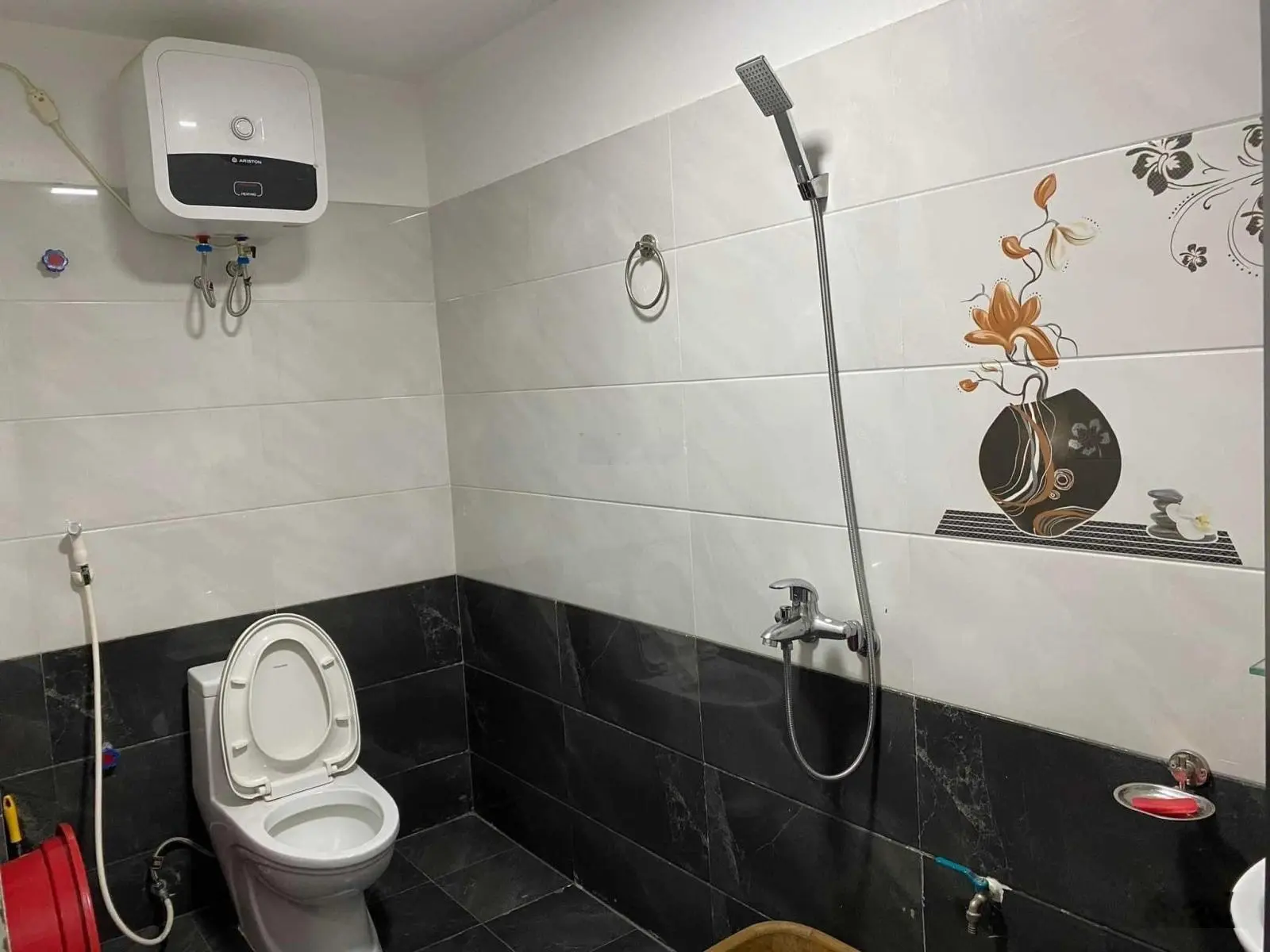 Bán nhà vườn,3 phòng ngủ. Diện tích đất 410m2,khu Hạ sơn, tt Thanh Sơn.Gía 2 tỷ 950tr.
