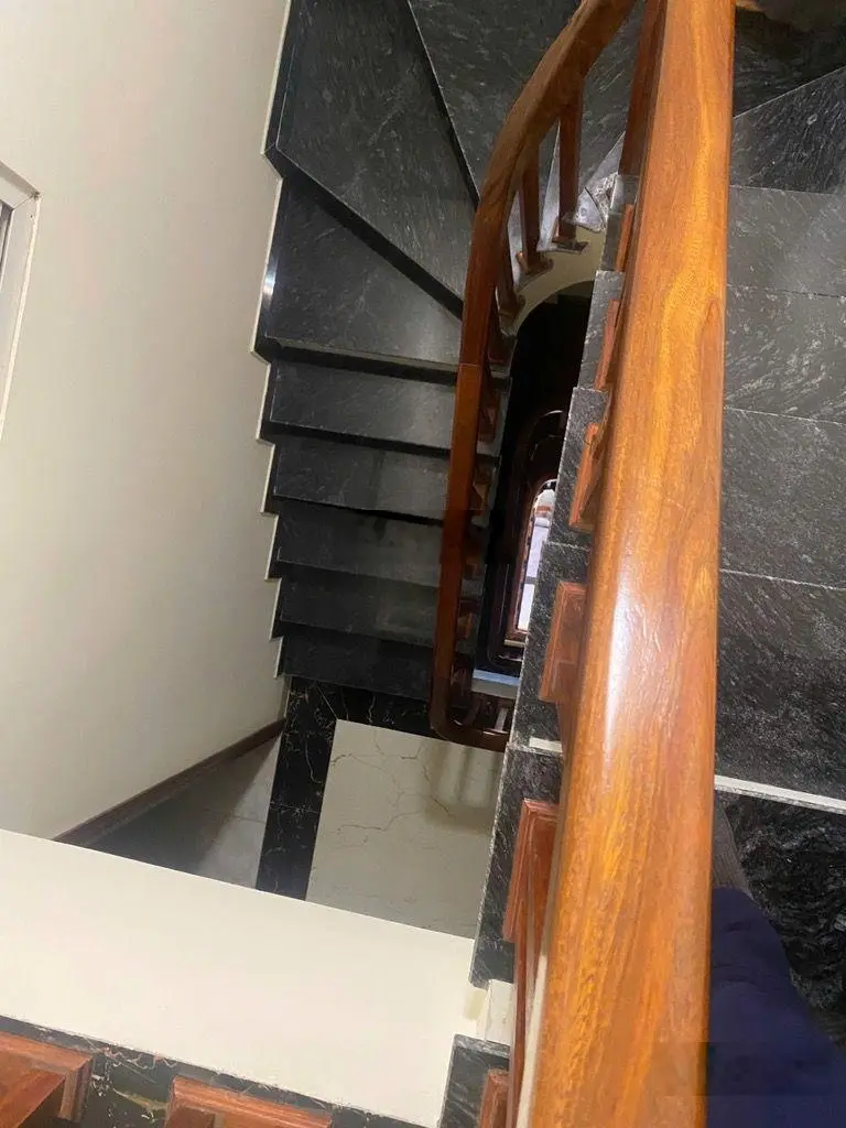 Bán gấp nhà Hồng Tiến, sát phố, DT 76m2 x 6 tầng x thang máy x 2 MT rộng, gara, tặng 2 tỷ nội thất.