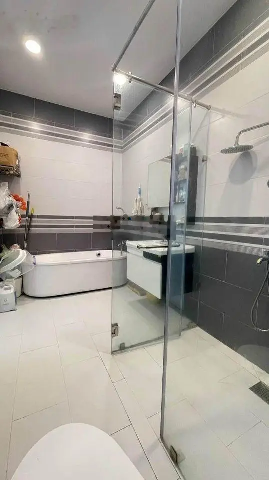 Bán nhanh nhà Q13, Thủ Đức, 4,5x14m, 1T2L, 3PN, 4WC, sân thượng, đang cho thuê 11tr/tháng