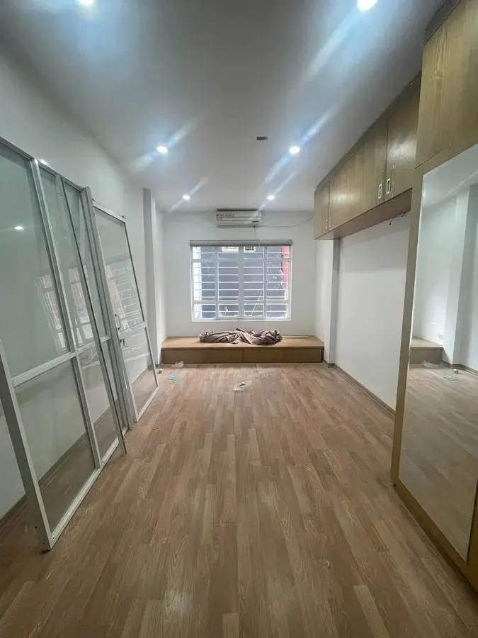 Chính chủ bán gấp nhà đẹp siêu rẻ ngõ 322 Nguyễn Trãi, Thanh Xuân. DT: 35 m2, 5 tầng. Giá 6,3 tỷ