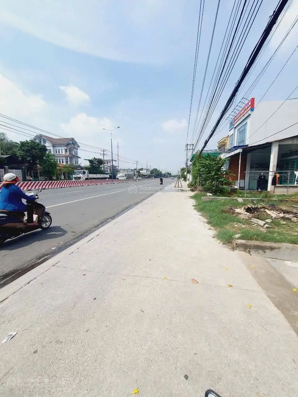 Bán đất tặng nhà cấp 4 MT Quốc Lộ 13, Hiệp An, Thủ Dầu Một, BD, kinh doanh đa ngành giá êm 100m2